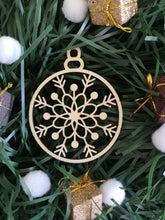 Load image into Gallery viewer, Christmas bauble with snowflake set
