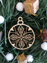 Load image into Gallery viewer, Christmas bauble with snowflake set
