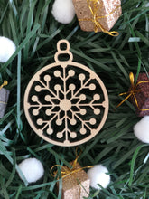 Load image into Gallery viewer, Christmas bauble with snowflake set
