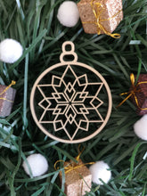 Load image into Gallery viewer, Christmas bauble with snowflake set
