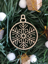 Load image into Gallery viewer, Christmas bauble with snowflake set
